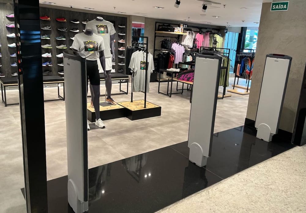 Loja de calçados e roupas com pedestais antifurto na entrada